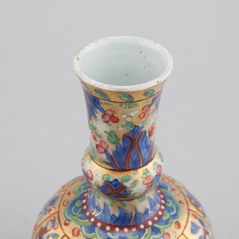 A porcelain tea pot and vase from China, 18th century.