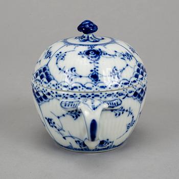 Royal Copenhagen, a 'Musselmalet' part service, Denmark (14 pieces).