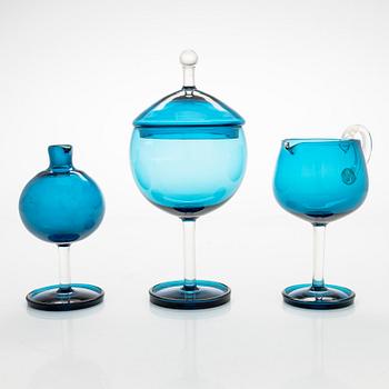 Nanny Still, lasiesineet, 3 kpl, "Harlekin" ja pullo Riihimäen Lasi Oy.