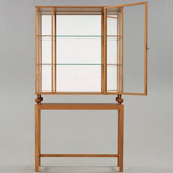 JOSEF FRANK, vitrinskåp av mahogny för Firma Svenskt Tenn, modell 2077, efter 1985.