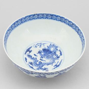 A blue and white bowl, Qing dynasty, 18th Century.