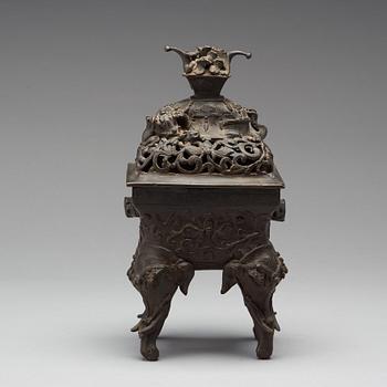 RÖKELSEKAR med LOCK, brons. Sen Qingdynasti, 1800-tal.