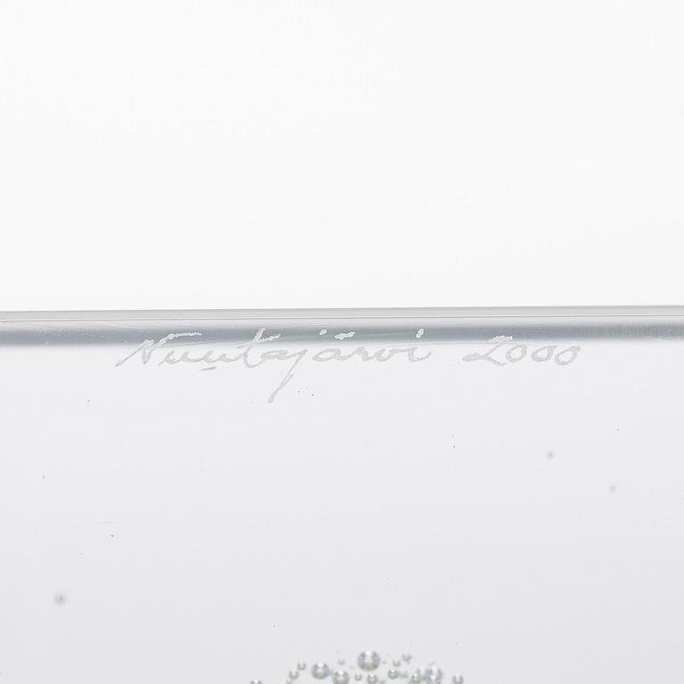 Oiva Toikka, an annual glass cube 2000, signed Oiva Toikka Nuutajärvi 2000, 963/2000.