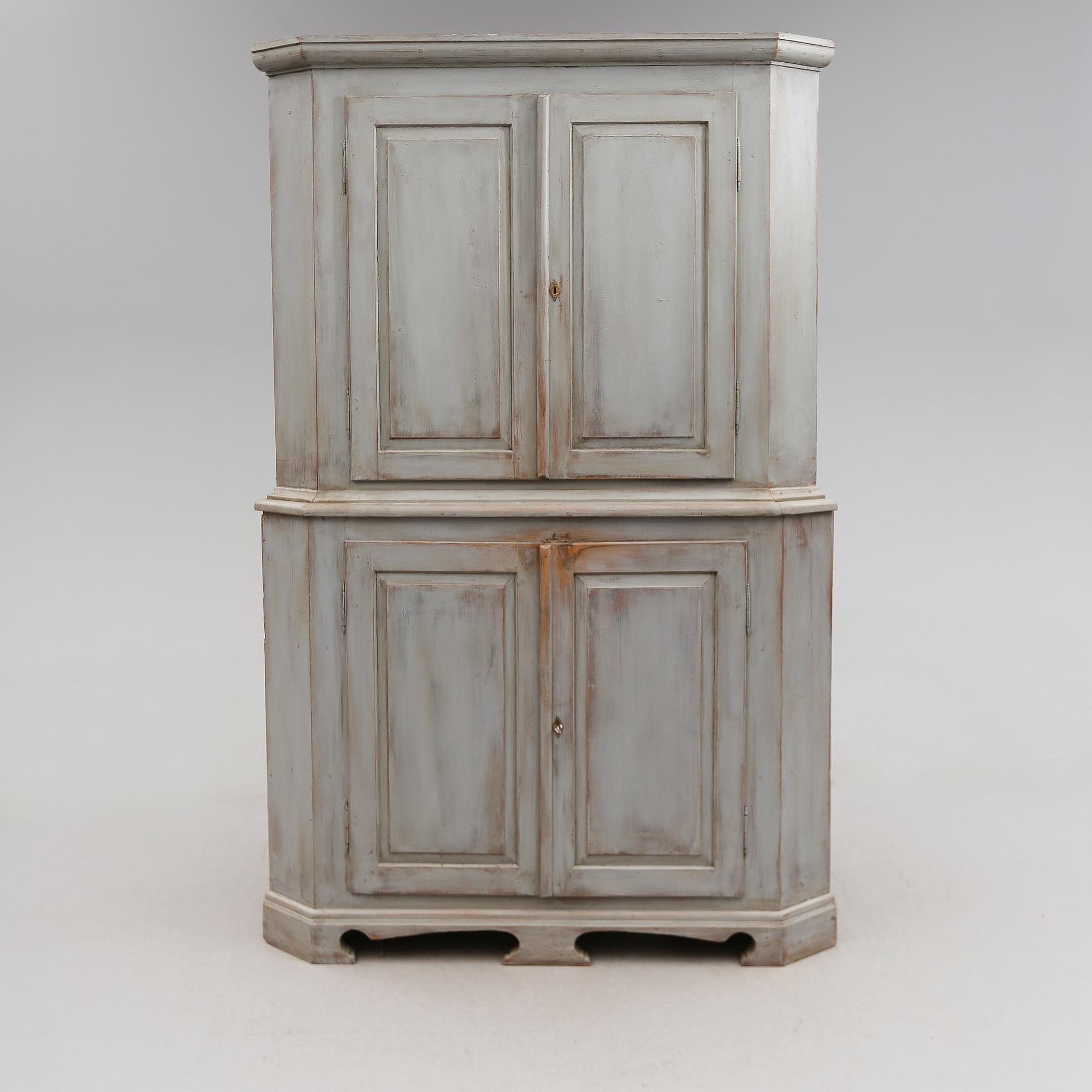 HÖRNSKÅP, 1800-talets första hälft.