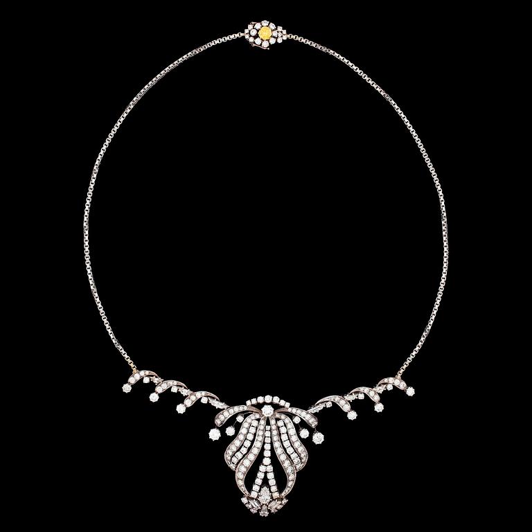 A drop-, trapez- and brilliant cut diamond necklace, tot. app. 10 cts. Stockholm 1963.