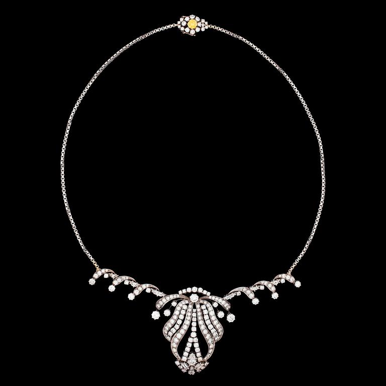 COLLIER, dropp- trapez- och briljantslipade diamanter, tot. ca 10 ct. Stockholm 1963.