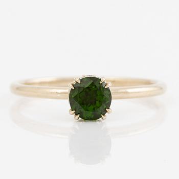 Ring 14K white gold with chrome diopside and brilliant-cut diamonds.