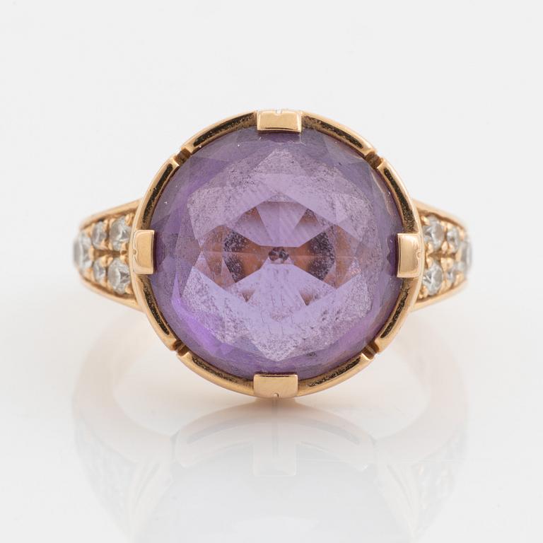 A Bulgari "Parentesi" ring in 18K gold set with faceted amethyst.