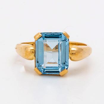 Bangle (opens with a hinge) and ring, 18K gold and spinels (most probably synthetic), total weight 20,5 g.