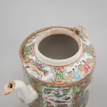 A chinese porcelain tea pot and four plus one cup, around the year 1900.