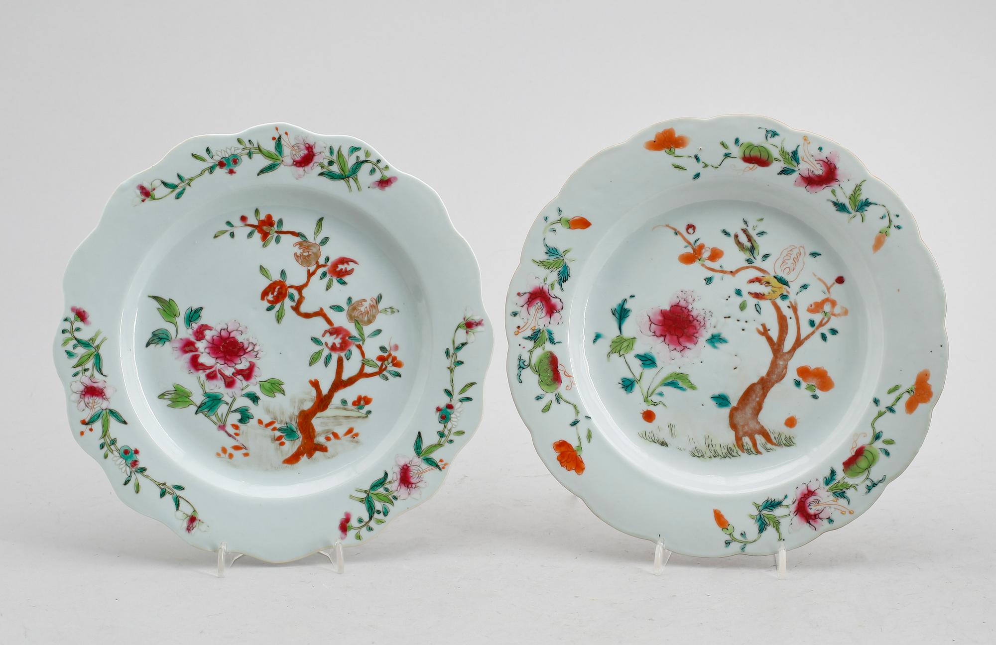 TALLRIKAR, 2 st, porslin, Kina, Qianlong 1736-1795.