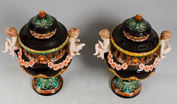 LOCKURNOR, 1 par, majolika, sannolikt Italien, 1900-talets första hälft.