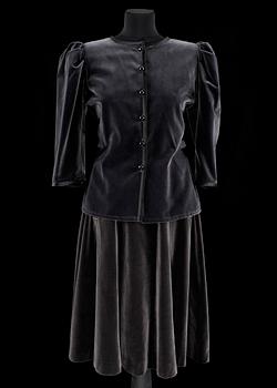 367. A grey two-piece costume consisting of jacket and skirt from the russian collection by Yves Saint Laurent.