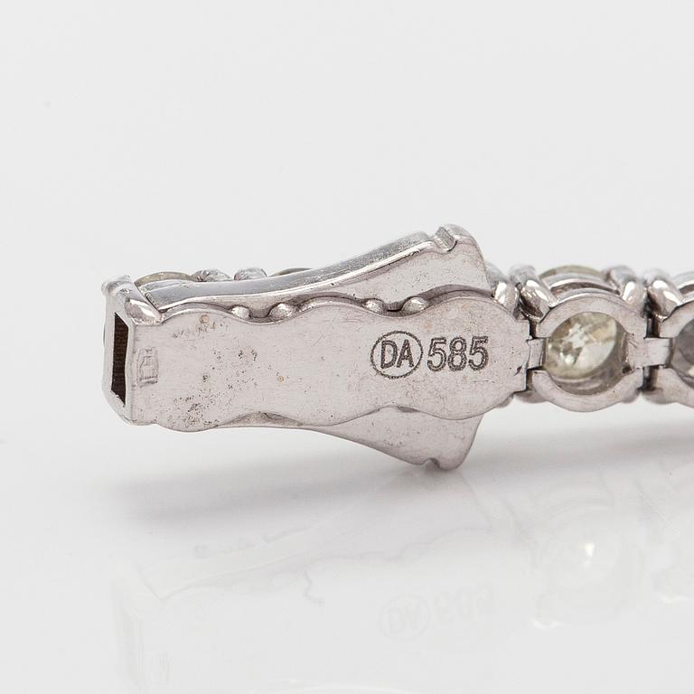 Tennis bracelet, brilliant cut diamonds, 14K white gold.