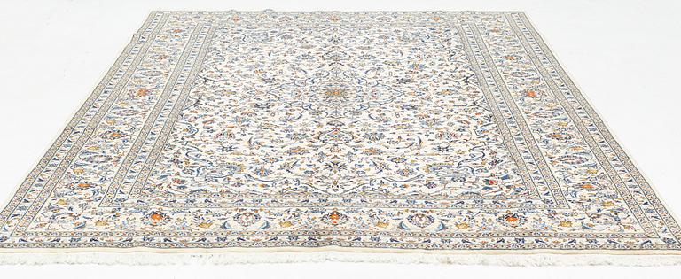 A Kashan carpet, approx. 349 x 248 cm.