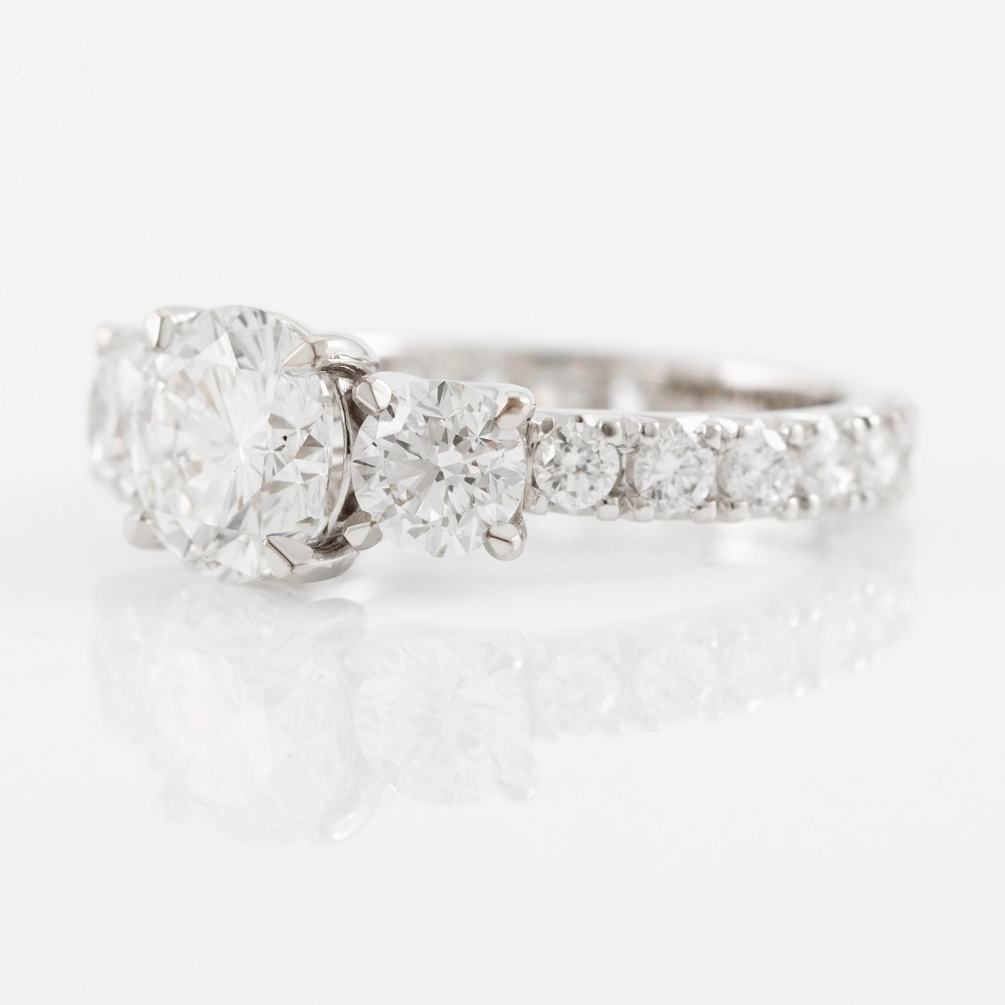 Ring, trestensring, 18K vitguld med briljantslipade diamanter.