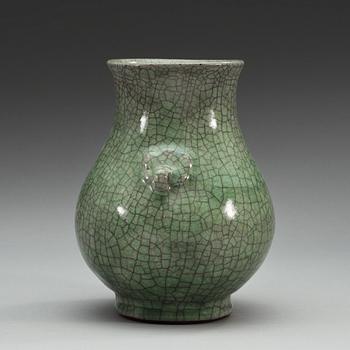 A green Ge-glazed vase, Qing dynasti.