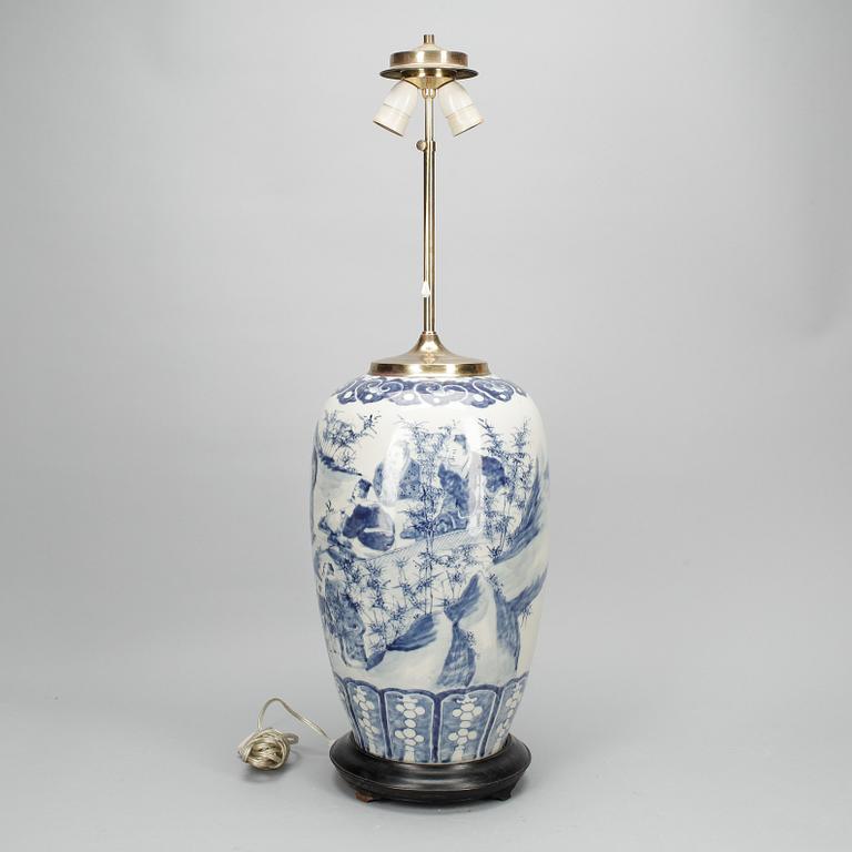 BORDSLAMPA, porslin, Kina, 1900-talets andra hälft.