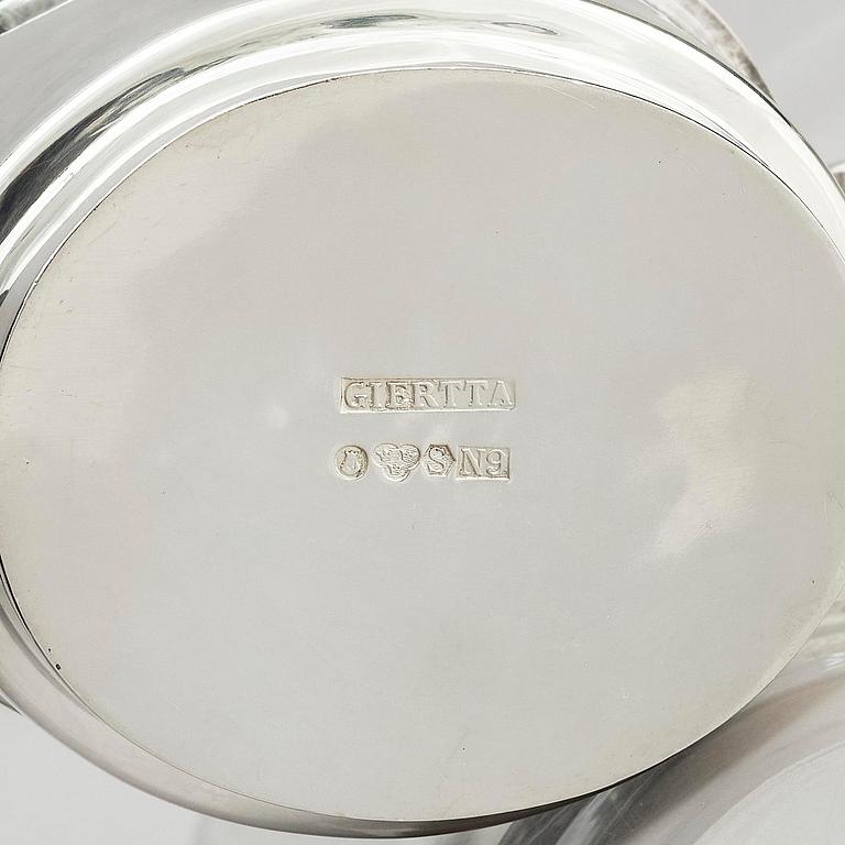 Claës E. Giertta, a silver sauce bowl with a dish, mark of Claës Giertta, Stockholm 1963.