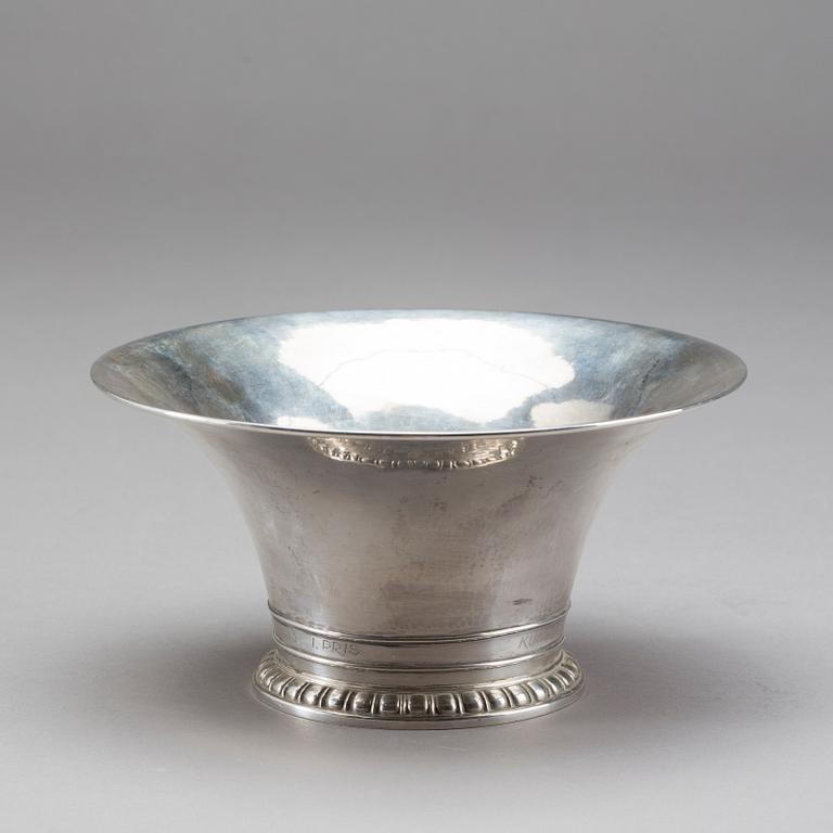 SKÅL PÅ FOT, silver, C G Hallberg, Stockholm 1923. Med Kungliga Segelsällskapet KSSS emblem. Vikt c:a 320 g.