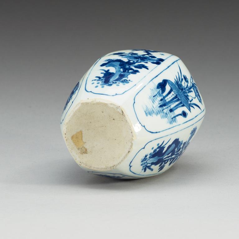 A blue and white vase, Qing dynasty, Kangxi (1662-1722).