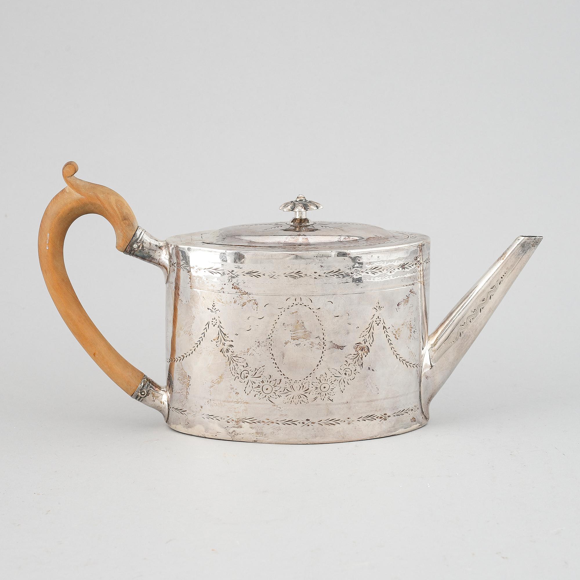 TEKANNA, silver, London, 1824. Vikt cirka 354 gram totalt.