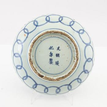 A blue and white Japanese dish, Edo period (1603-1868).