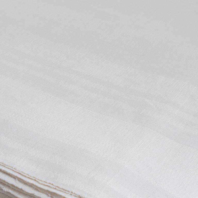 Två dukar och 7 servetter, linnedamast.