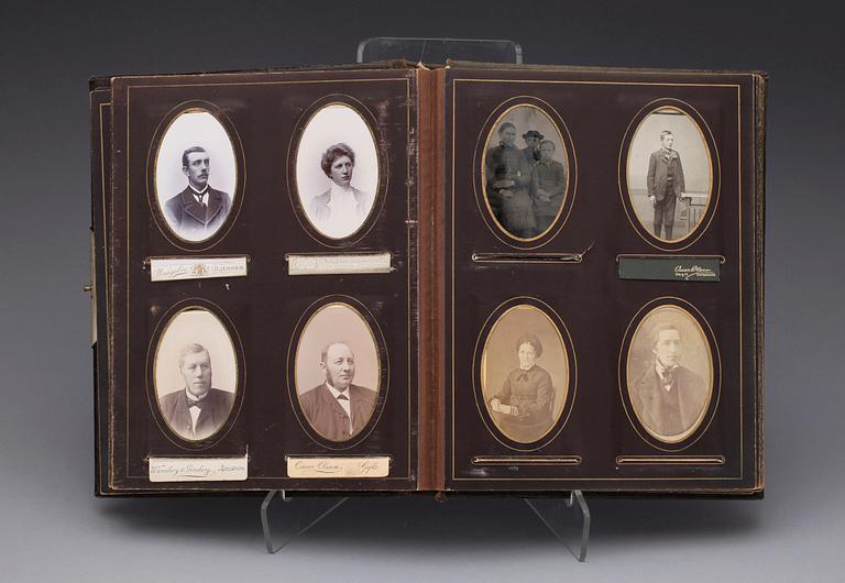 FOTOALBUM MED FOTOGRAFIER, 3 st, mest Sverige och Norge, 1800/1900-tal.