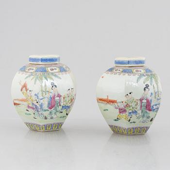A pair of porcelain urna with covers, China, second half of the 20th century.