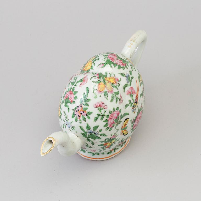 A Chinese cadogan tea pot, Canton, Qing dynasty, 19th Century.