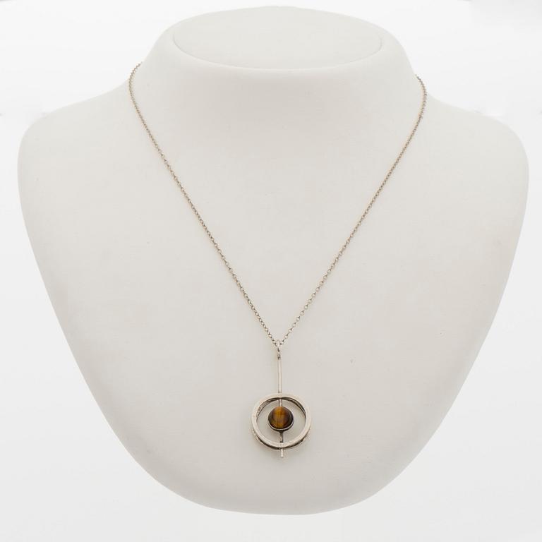 HÄNGE, silver, cabochonslipad tigeröga. Elis Kauppi, Kupittaan Kulta 1960-tal.