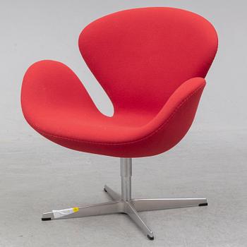 ARNE JACOBSEN, a 'Svanen' easy chair, Fritz Hansen, 2006.