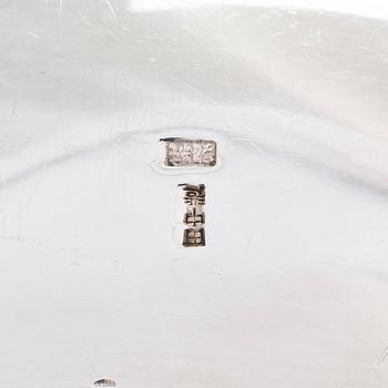 Serveringsfat, silver, mästarstämpel Tanaka och jungin-silverstämpel, Japan kring 1900.