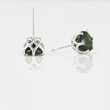 ÖRHÄNGEN, ett par, med fasettslipade diopsider ca 3.00 ct.