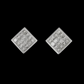 185. A pair of princess cut diamond earrings, totally 32 pcs, cirka 1.28 ct.