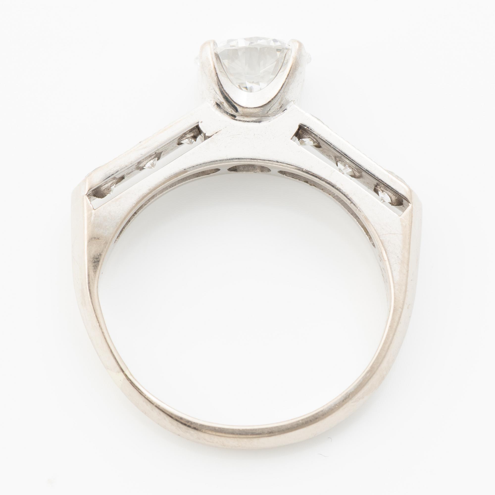 Ring, 18K white gold with brilliant-cut diamonds.