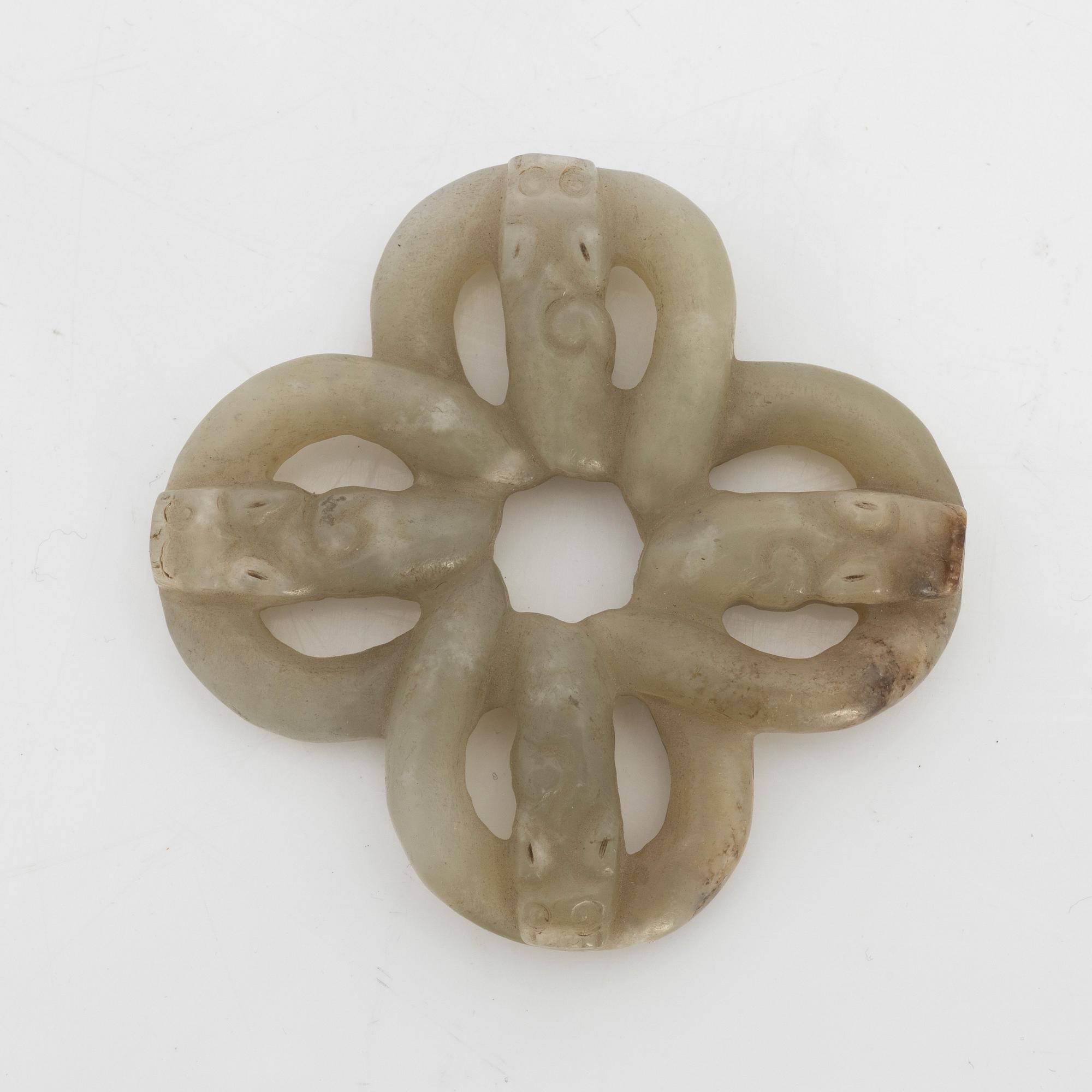 Bälteshake samt två amuletter, nefrit. Qingdynastin eller äldre.