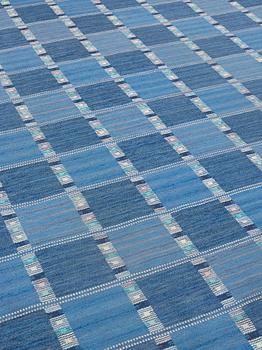 CARPET. "Falurutan, blå". Flat weave. 372 x 274,5 cm. Signed AB MMF BN.