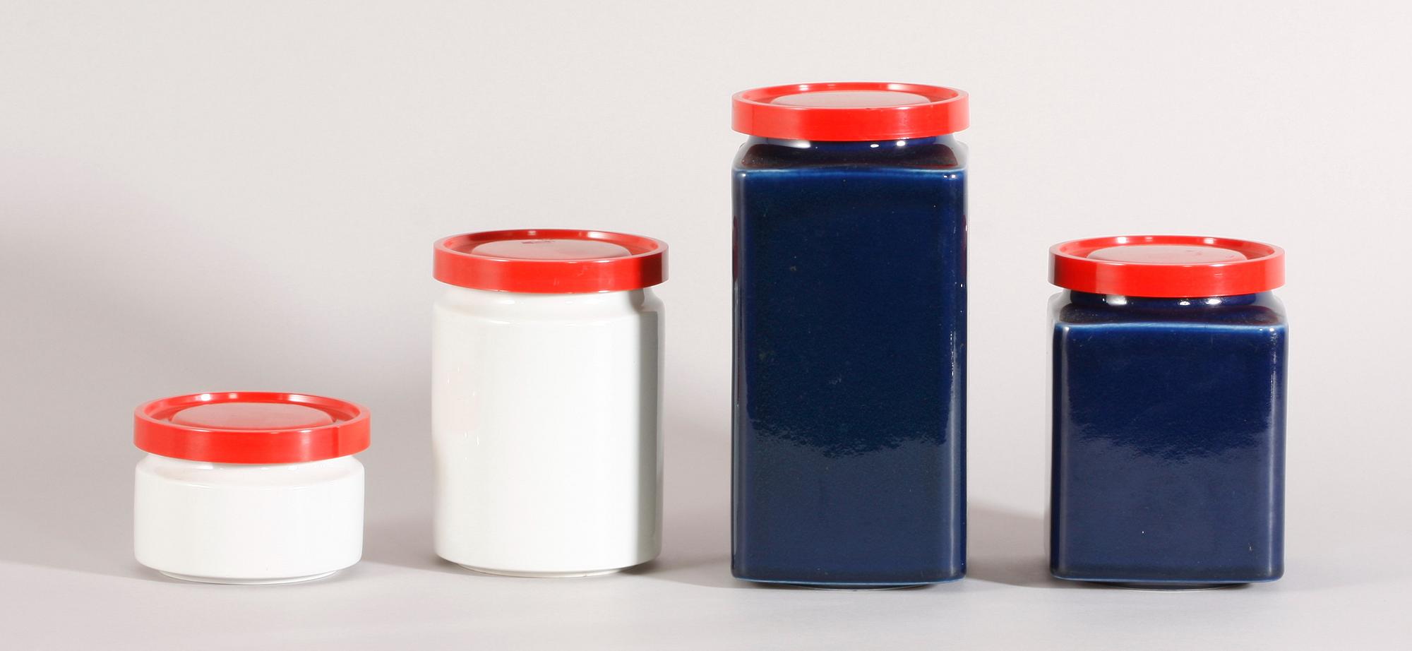 BURKAR MED LOCK, 4 st Porslin och plast. Arabia 50-tal.