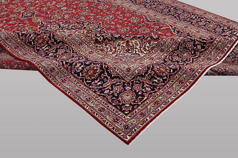 A carpet, Kashan, ca 397 x 295 cm.