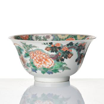 A famille verte porcelain bowl, Qing dynasty, 19th century.