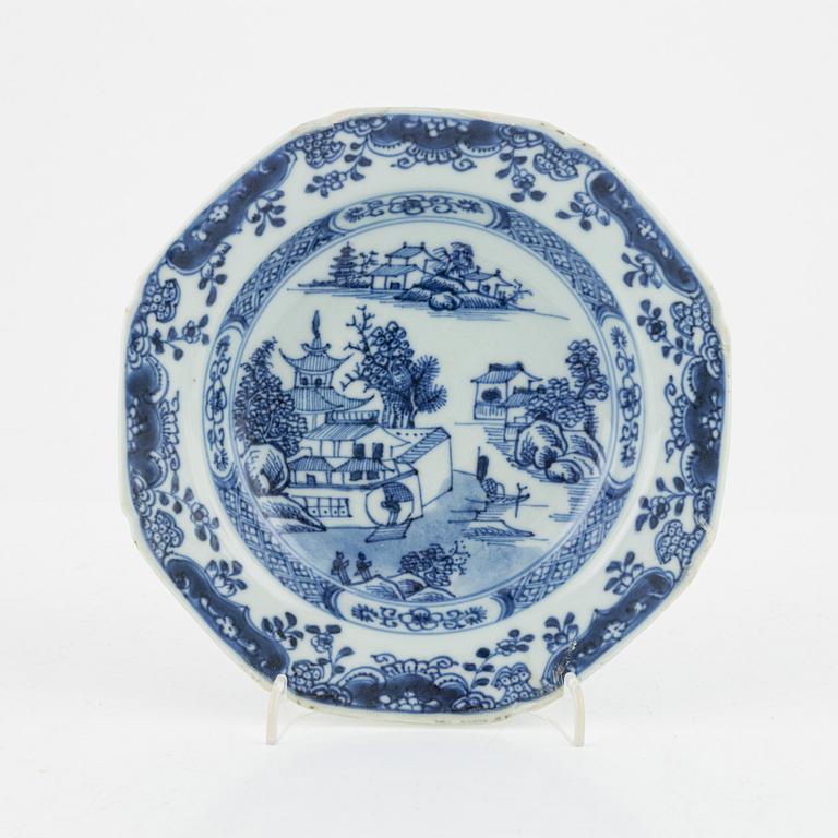 Servisdelar, porslin, 43 st, Kina, Qingdynastin, mestadels Qianlong (1735-95).