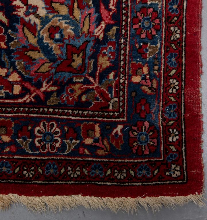 A carpet, semi-antique Kashan, ca 424,5 x 308 cm.