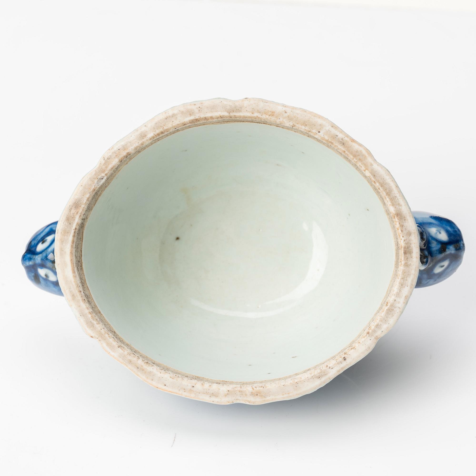 A blue and white tureen with cover, Qing dynasty, Qianlong (1736-95).