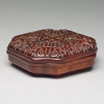 A carved wooden box with cover, late Qing dynasty.