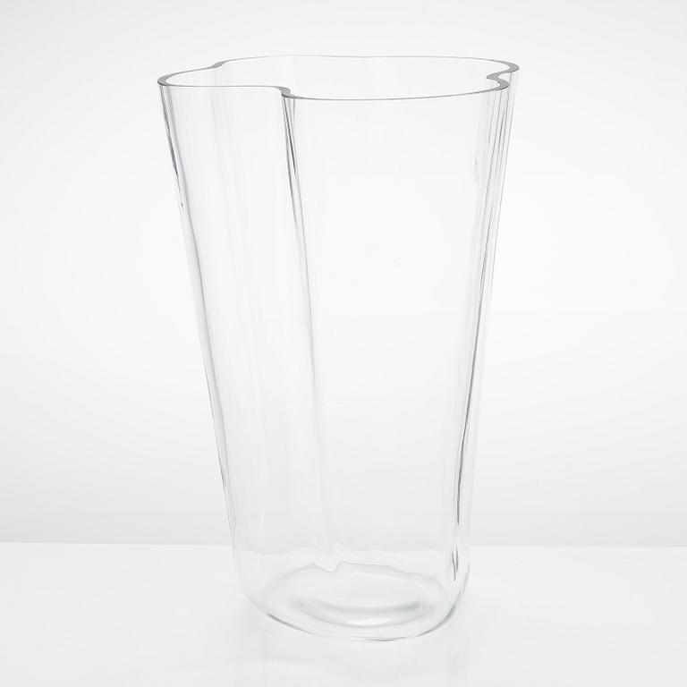 Alvar Aalto, a 1980s '3032' vase for Iittala.