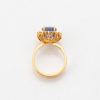 Ring, 18K guld med safir och briljantslipade diamanter.