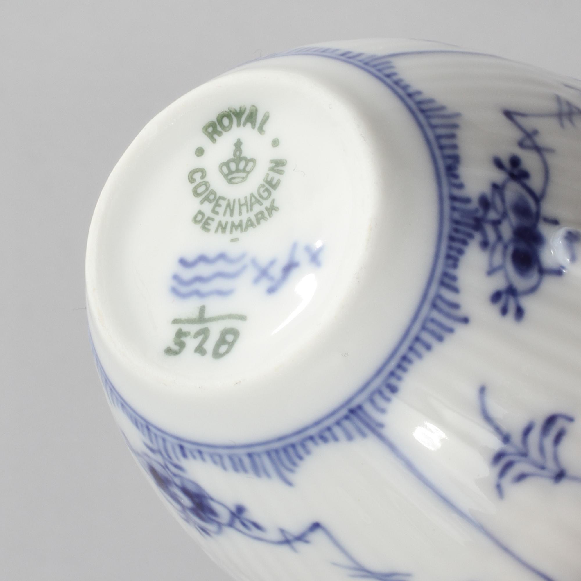 KAFFESERVIS, 23 delar, porslin, "Musselmalet", Royal Copenhagen, 1900-talets andra hälft.