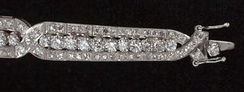 DIAMANTARMBAND, platina samt diamanter. Tot. vikt ca 38,6 gr.